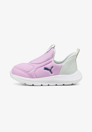 Baskets légères violet clair et gris à enfiler avec semelle blanche et logo Puma bleu marine sur le côté, conçues pour un usage décontracté.