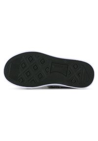 Zwarte rubberen zool met witte middenzool. Kenmerkt zich door een gestructureerd patroon met vierkanten en diamanten voor grip. Duurzaam en flexibel ontwerp.