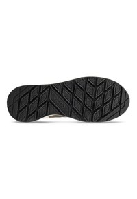 Suola di scarpe in gomma nera con una superficie testurizzata e a motivo. Presenta scanalature per la trazione e un marchio impressa. Bordi e curve lisce.