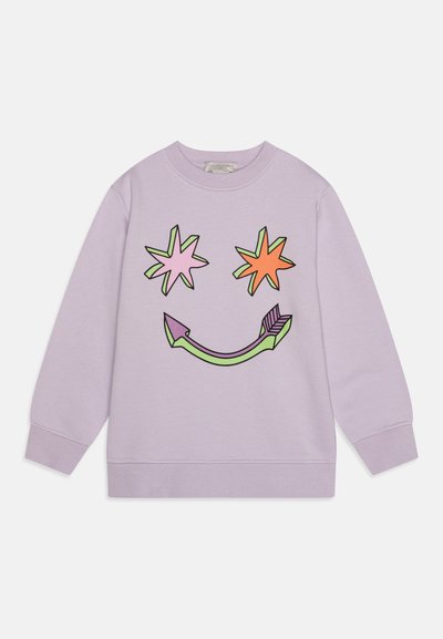 Lila sweatshirt med en stor grafik som har två stjärnformer i rosa och orange ovanför en grön leende mun. Bekväm bomullstyg.