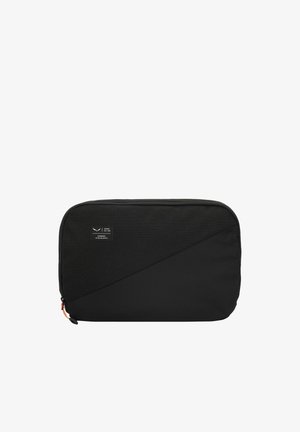 Schwarze Laptop-Hülle mit strukturierter Oberfläche, diagonaler Gestaltung und kleinem Markenlogo. Verfügt über einen Reißverschluss und einen kontrastierenden Akzent in der Nähe des Reißverschlusses.