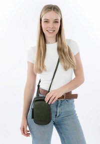 Emily & Noah Handytasche - darkforest