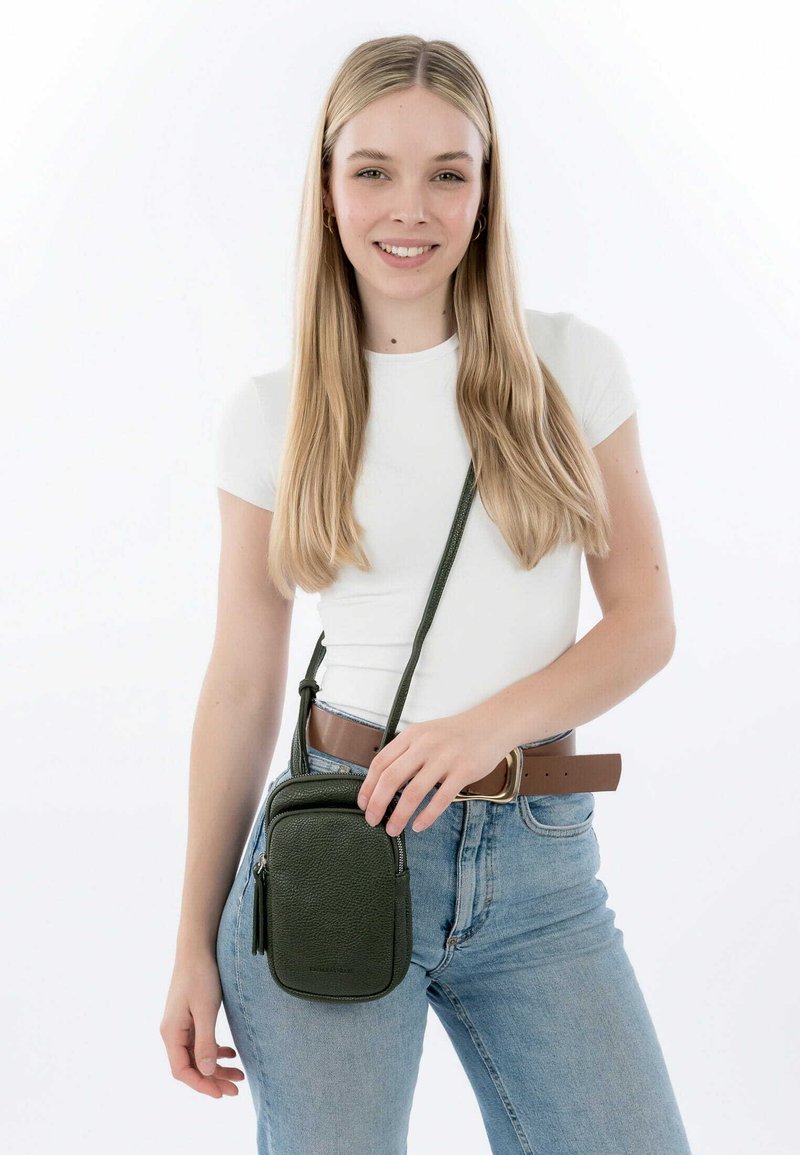 Emily & Noah Handytasche - darkforest