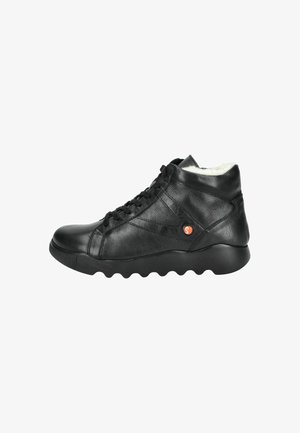 Schwarzer Leder-High-Top-Sneaker mit strukturiertem Obermaterial, Schnürverschluss, weißem Fleece-Futter und gummierter Wellenlaufsohle. Kleines Logodetail vorhanden.