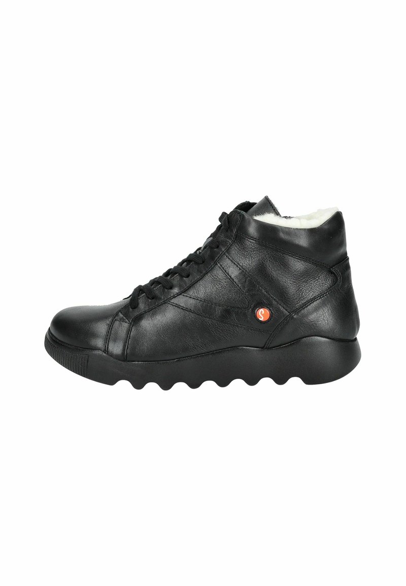 Zapatilla alta de cuero negro con parte superior texturizada, cierre de cordones, forro de felpa blanca y suela de goma ondulada. Detalle de logo pequeño presente.