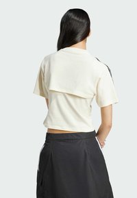 adidas Originals CUT-OUT TEE - Camiseta estampada - cream white   black