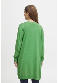 Cardigan long à manches longues en tricot vert avec un col rond et des poignets côtelés, doté d'une coupe droite qui s'étend jusqu'au milieu des cuisses.