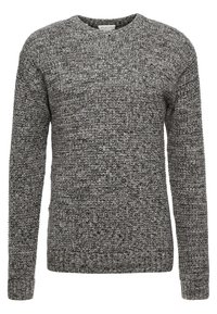 Šedý pletený svetr s kulatým výstřihem, dlouhými rukávy, texturovaným vzorem a žebrovanými manžetami a lemem. Materiál působí silně a teple.