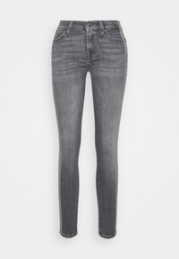 Jeans ajustados de mezclilla de un oscuro gris, con un diseño clásico de cinco bolsillos, pasadores para cinturón y cierre de botón. Textura suave con un ligero desvanecimiento.