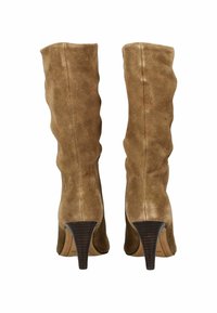 Botas marrones de ante hasta la rodilla con un diseño arrugado, punta afilada y tacón de aguja. Acabado texturizado con un forro interior suave.