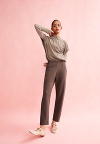 ARMEDANGELS MAGDAA - Broek - warm slate
