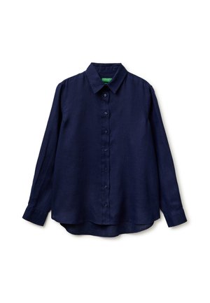 Navyblauses, langärmliges Hemd mit Knöpfen, Kragen und leicht geschwungenem Saum, flach auf weißem Hintergrund liegend.