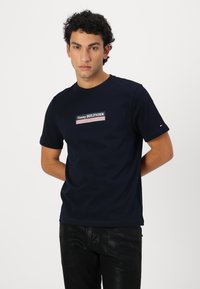 Tommy Hilfiger BOX TEE - Print T-shirt - desert sky