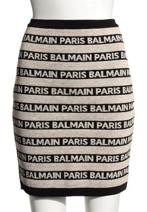 Jupe crayon beige et noire en maille avec des rayures horizontales présentant un motif texte répété « BALMAIN PARIS ».