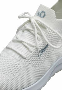 Baskets en maille blanches avec une surface texturée, dotées de lacets fins et d'un accent bleu clair sur le côté. Semelle douce et légère pour un confort optimal.