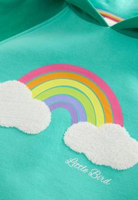 Felpa turchese con un design arcobaleno in rosa, arancione, giallo, verde, blu e viola, con applicazioni di nuvole bianche e il testo "Little Bird".
