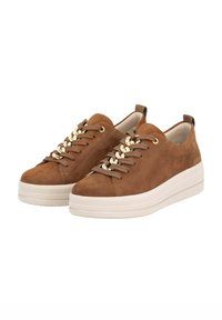 Sneaker in suede marrone con punta rotonda, suola spessa di colore chiaro, occhielli in tonalità dorata e lacci abbinati. Design minimalista, senza motivi.
