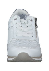 Sneaker bianco con pelle perforata, punta rotonda, lacci e cerniera laterale. La suola è beige con dettagli testurizzati.