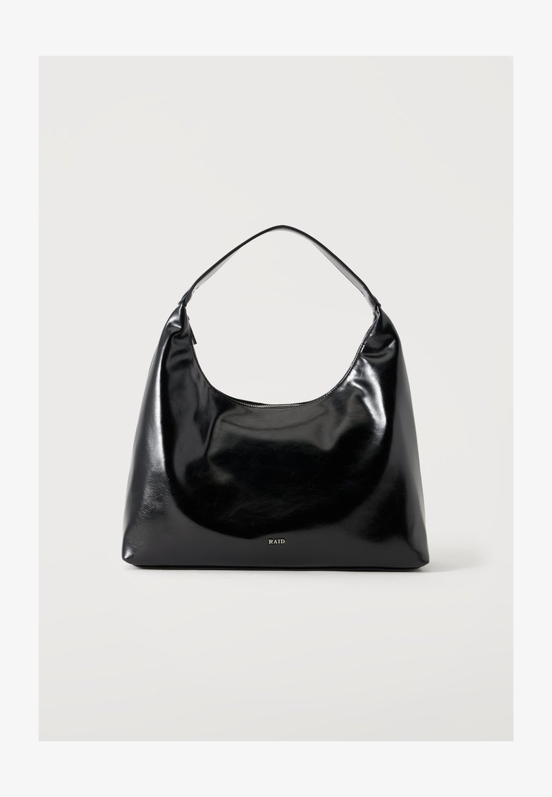 Sac à épaule noir brillant avec une seule bandoulière et un petit logo "RAID" en bas au centre sur un fond clair uni.