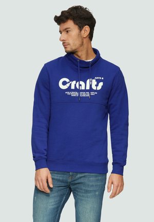 Blaues Baumwoll-Sweatshirt mit hohem Kragen, Kordelzug und weißem Aufdruck. Verfügt über lange Ärmel und einfarbiges Design.