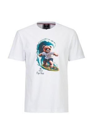 Weißes T-Shirt mit einem grafischen Motiv eines surfen Bären, der Sonnenbrillen, Shorts und ein weißes Hemd trägt und auf einem blumigen Surfbrett eine Welle reitet.