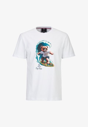 Wit T-shirt met een grafische afbeelding van een surfende beer die een zonnebril, korte broek en wit shirt draagt, rijdend op een golf op een surfboard met bloemenpatroon.