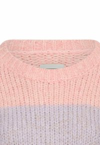 Strickpullover mit geripptem Rundhalsausschnitt, der einen Verlauf in rosa und lavendelfarbenen Tönen aufweist, aus weichem, strukturiertem Garn gefertigt.