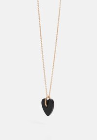 Collar de un colgante en forma de corazón negro sobre una cadena en tono dorado; acabado suave, acento de bucle abierto en la parte superior, con delicados eslabones de cadena.