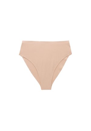 Bézs színű, magas derekú, varrás nélküli női fehérnemű sima felülettel, fehér háttéren laposan elhelyezve.