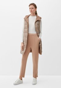 s.Oliver BLACK LABEL Pantalon classique - sandstein
