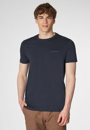 T-shirt a maniche corte blu navy realizzato in cotone, con collo rotondo e un discreto dettaglio di branding sul petto. Tessuto liscio e vestibilità regolare.