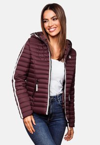 Giubbotto imbottito color bordeaux con righe bianche sui lati, tasche con cerniera e cappuccio. Presenta una texture trapuntata e un design aderente.