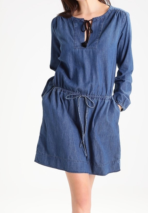 Robe en denim à manches longues, encolure en V et taille à cordon de serrage. Dotée d'épaules froncées et d'une coupe décontractée avec un ourlet légèrement évasé.