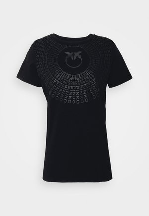 Zwart T-shirt met korte mouwen met een cirkelvormig patroon van herhaalde "PINKO"-tekst rond een centraal logo met twee gespiegeld afgebeelde vogels.