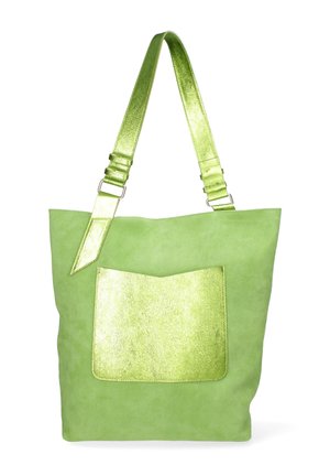 Borsa tote in camoscio verde con tasca frontale verde metallizzato e ampie spalline abbinate, su sfondo bianco.
