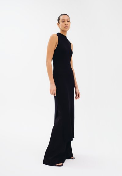 Schwarzes, geripptes Maxikleid mit hohem Kragen, tailliertem Oberteil und ausgestellt geschnittenem Saum, mit Seitenschlitzen und einem glatten, strukturierten Stoff.