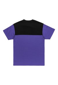 Fialové tričko s černou horní částí, krátkými rukávy, kulatým výstřihem a hladkou texturou. Obsahuje kontrastní design s barevnými bloky.