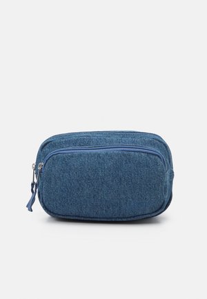 Pochette rectangulaire en denim bleu avec deux compartiments zippés, vue de face sur un fond clair uni.