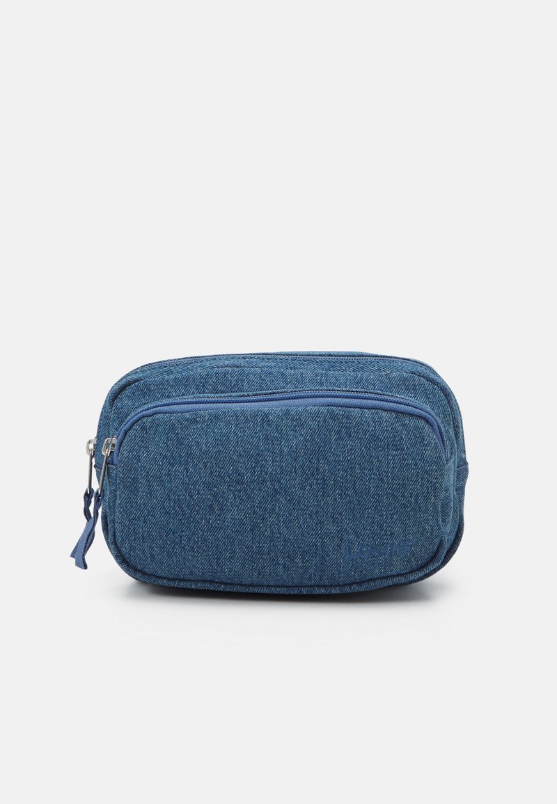 Pochette rectangulaire en denim bleu avec deux compartiments zippés, vue de face sur un fond clair uni.