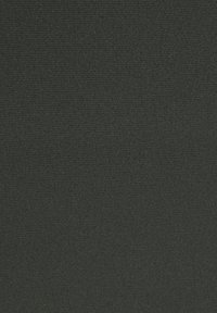 Melnā tekstūra audums ar smalku austu, kas piedāvā vieglu spīdumu. Virsma ir gluda, vienmērīga un izturīga, piemērota dažādām lietojumprogrammām.