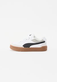 Weißer Low-Top-Sneaker mit schwarzem Seitenstreifen und Gummisohle auf weißem Hintergrund, Seitenansicht.