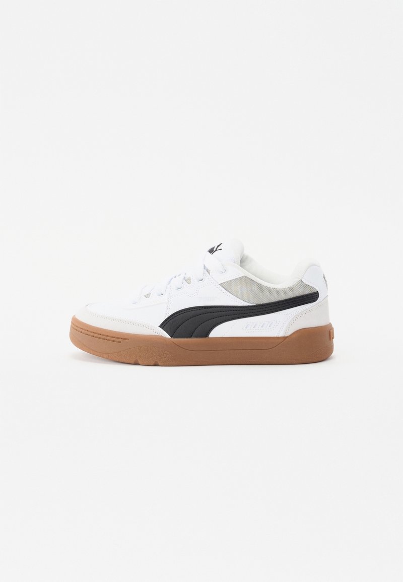 Weißer Low-Top-Sneaker mit schwarzem Seitenstreifen und Gummisohle auf weißem Hintergrund, Seitenansicht.