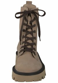 Stivale in pelle beige con lacci marroni, punta rotonda e suola in gomma spessa con profonde scanalature per la trazione.