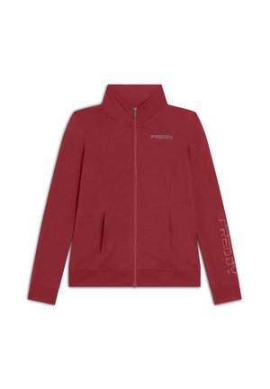 Giacca rossa con zip realizzata in materiale morbido, dotata di un colletto alto, tasche laterali e logo "FREDDY" stampato sulla manica.