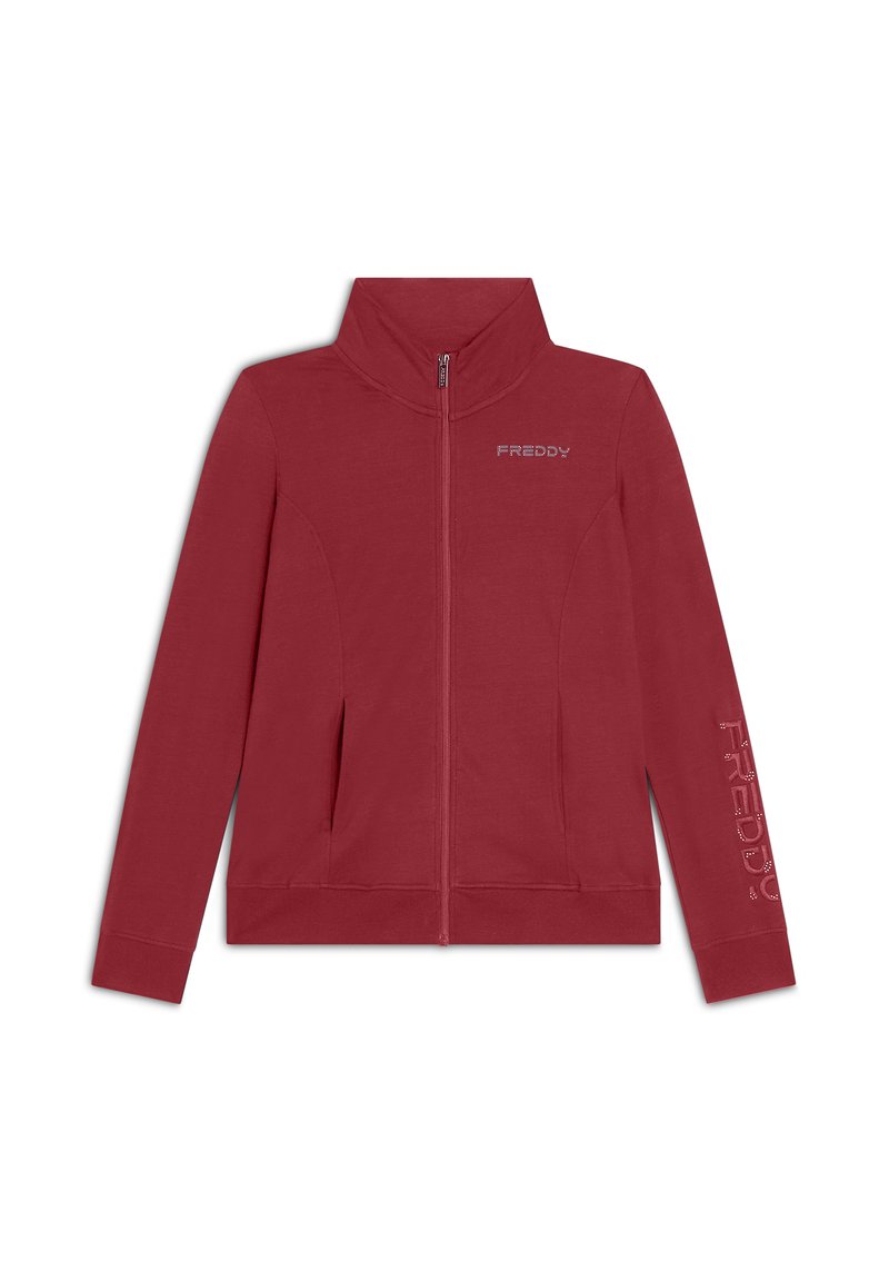 Veste zippée rouge en matériau doux, avec un col montant, des poches latérales et le logo "FREDDY" imprimé sur la manche.