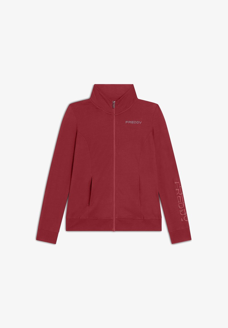 Veste zippée rouge en matériau doux, avec un col montant, des poches latérales et le logo "FREDDY" imprimé sur la manche.