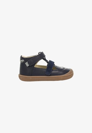 Scarpa da bambino in pelle blu navy con cinturino in Velcro e design intagliato. Presenta una punta arrotondata e una suola in gomma per una migliore aderenza.