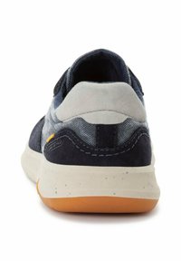 Marineblauwe en grijze sneaker met een bovenwerk van suede en stof. Heeft een gestructureerd ontwerp, een gevoerde kraag en een rubberen zool met een oranje accent.