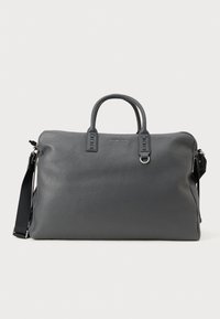 Sac en cuir texturé gris avec des poignées doubles, une bandoulière amovible et des accessoires en métal. Comprend une fermeture éclair et un détail de logo embossé.