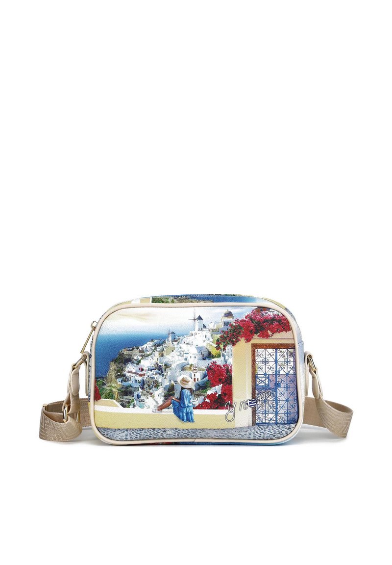 Borsa a tracolla in vinile multicolore con una stampa paesaggistica di edifici bianchi e fiori, dotata di una tracolla regolabile beige e dettagli in metallo dorato.